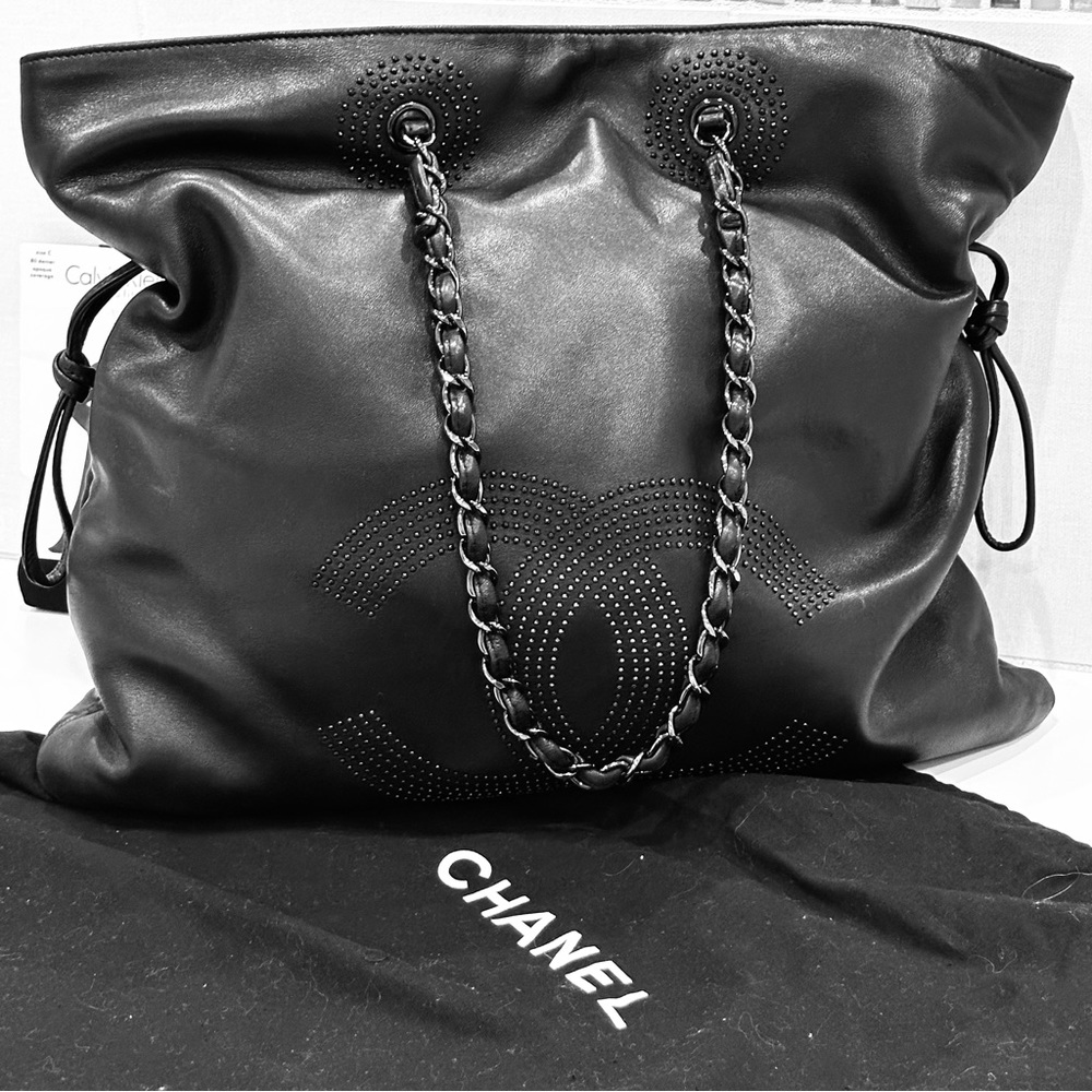 CHANEL Hobo Tote 💯 
Strass Bon Bon Tote Black Leather Crystal Embellishments